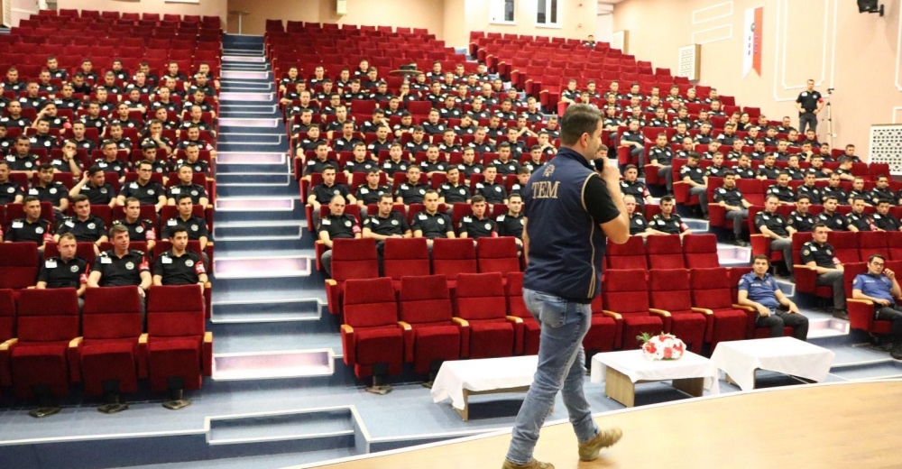 AFYON’DA 4000 ÖĞRENCİ TERÖRLE MÜCADELE HAKKINDA BİLGİLENDİRİLDİ