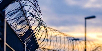 AFYON’DA FİLMLERİ ARATMAYAN OLAY! 3 MAHKÛM DUVARI AŞIP FİRAR ETTİ