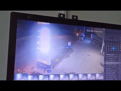 Çobanlar'da hızını alamayan araç refüje çarptı