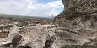 Afyonda dağdan kopan dev kayalar yerleşim yerine geldi